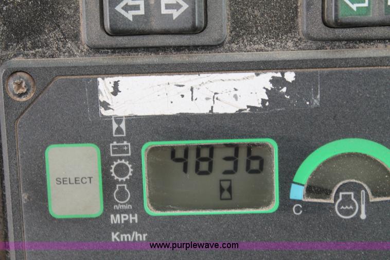 image for item G8213 2001 John Deere 770CH articulated motor grader