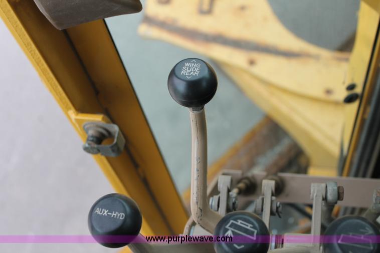 image for item G8213 2001 John Deere 770CH articulated motor grader