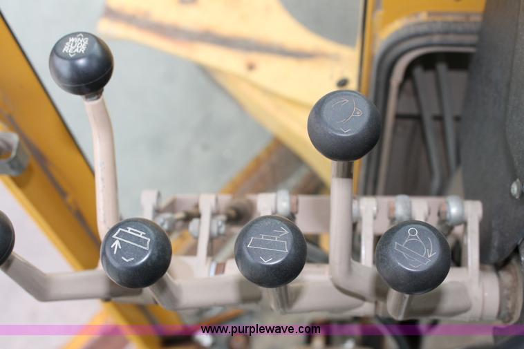 image for item G8213 2001 John Deere 770CH articulated motor grader