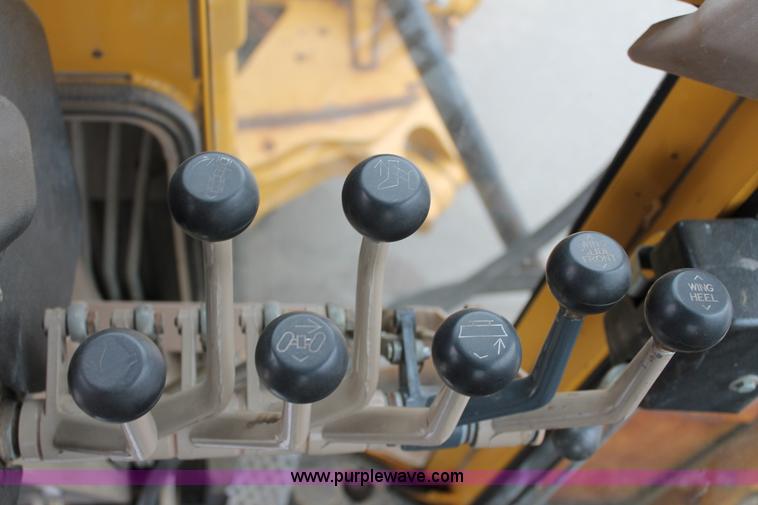 image for item G8213 2001 John Deere 770CH articulated motor grader