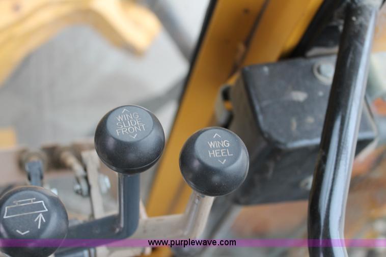 image for item G8213 2001 John Deere 770CH articulated motor grader