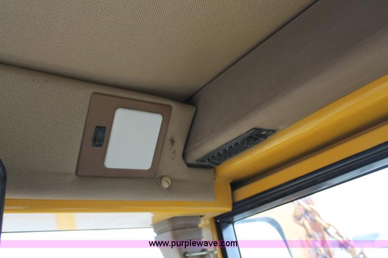 image for item G8213 2001 John Deere 770CH articulated motor grader