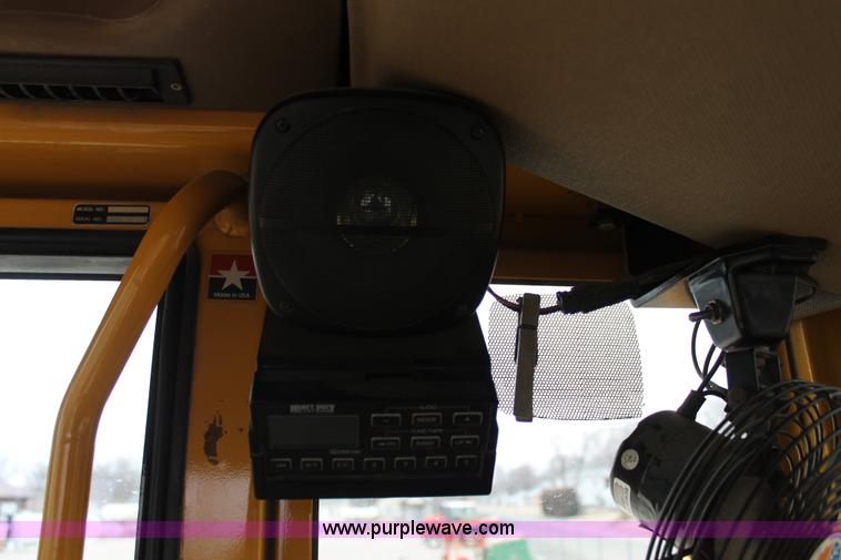 image for item G8213 2001 John Deere 770CH articulated motor grader