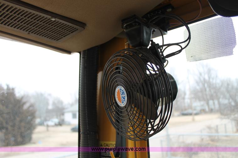 image for item G8213 2001 John Deere 770CH articulated motor grader