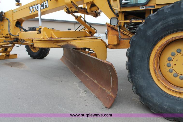 image for item G8213 2001 John Deere 770CH articulated motor grader