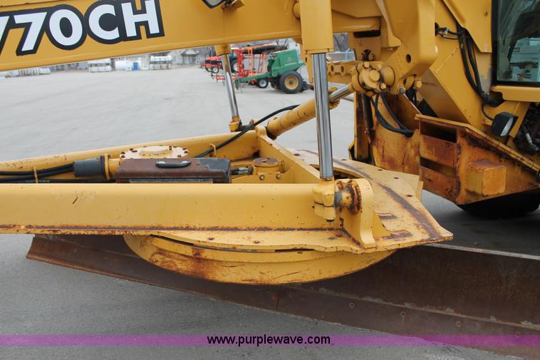 image for item G8213 2001 John Deere 770CH articulated motor grader