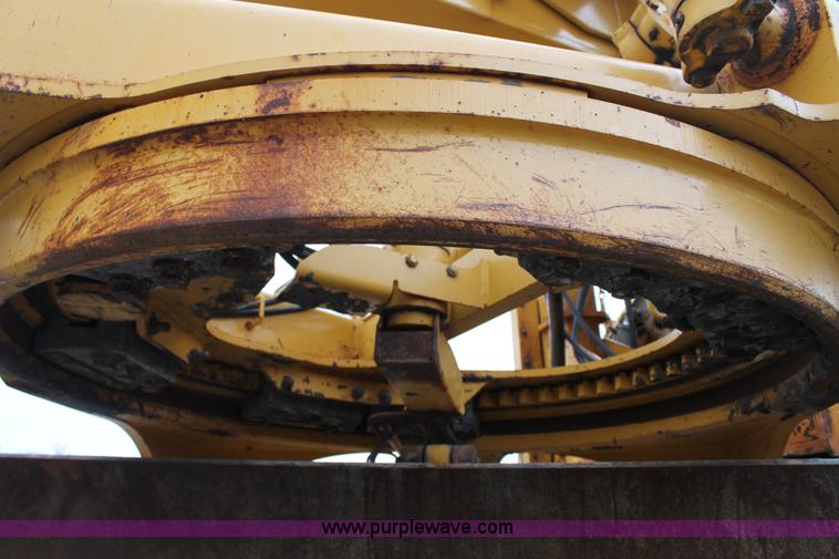 image for item G8213 2001 John Deere 770CH articulated motor grader