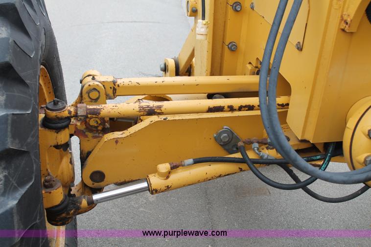 image for item G8213 2001 John Deere 770CH articulated motor grader