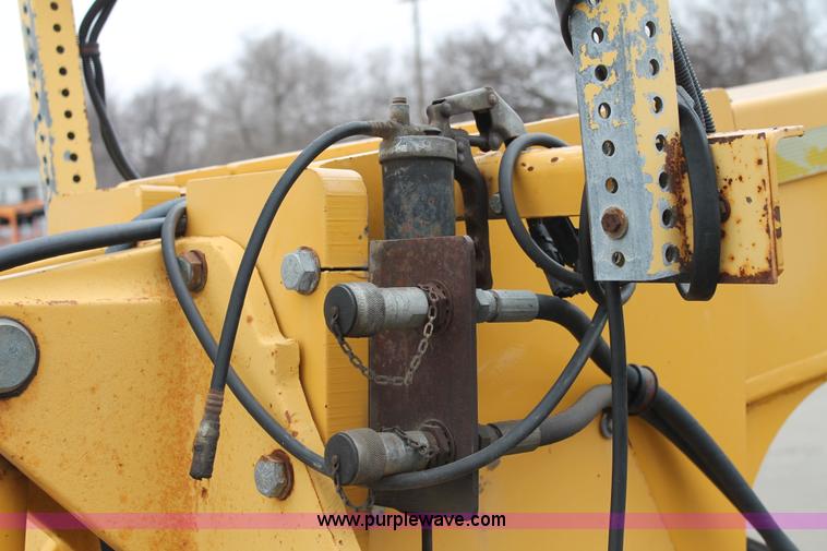 image for item G8213 2001 John Deere 770CH articulated motor grader