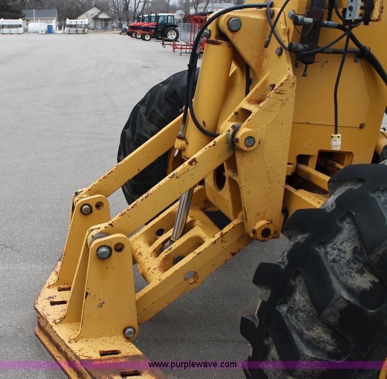 image for item G8213 2001 John Deere 770CH articulated motor grader