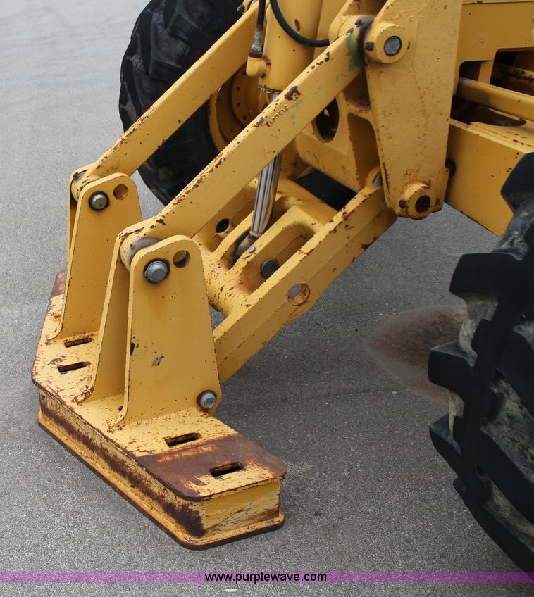 image for item G8213 2001 John Deere 770CH articulated motor grader