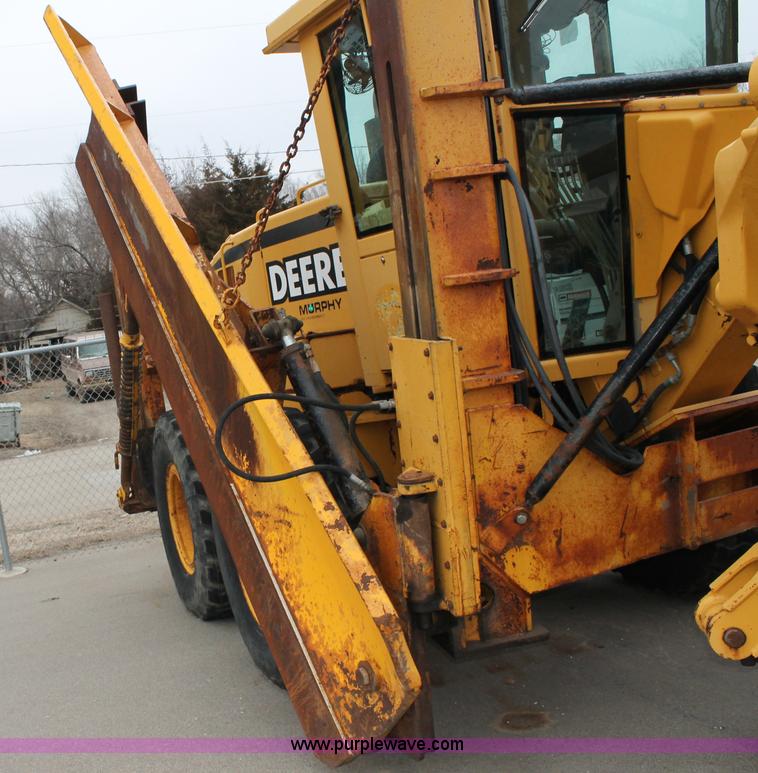 image for item G8213 2001 John Deere 770CH articulated motor grader