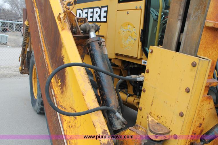 image for item G8213 2001 John Deere 770CH articulated motor grader