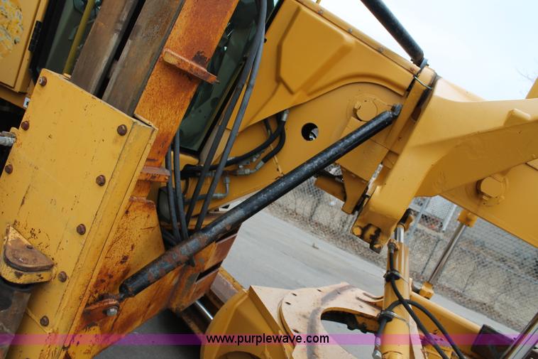 image for item G8213 2001 John Deere 770CH articulated motor grader