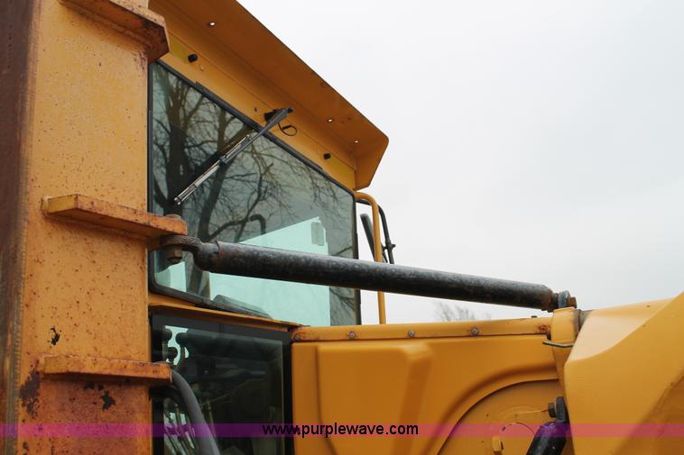 image for item G8213 2001 John Deere 770CH articulated motor grader