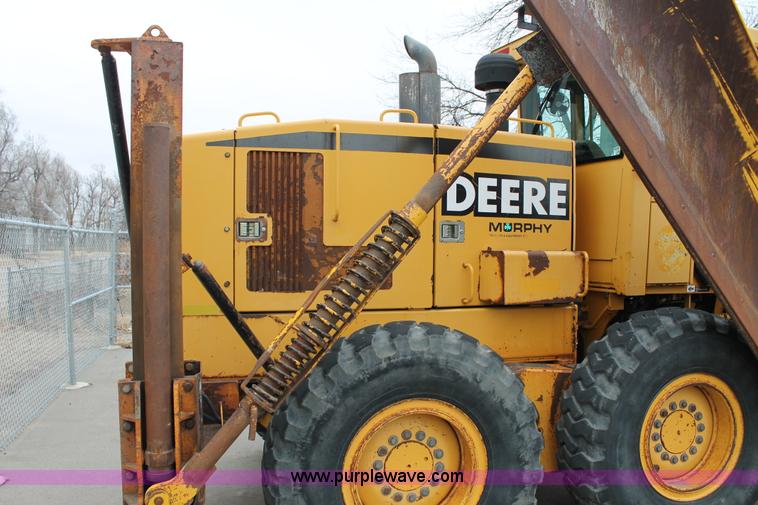 image for item G8213 2001 John Deere 770CH articulated motor grader