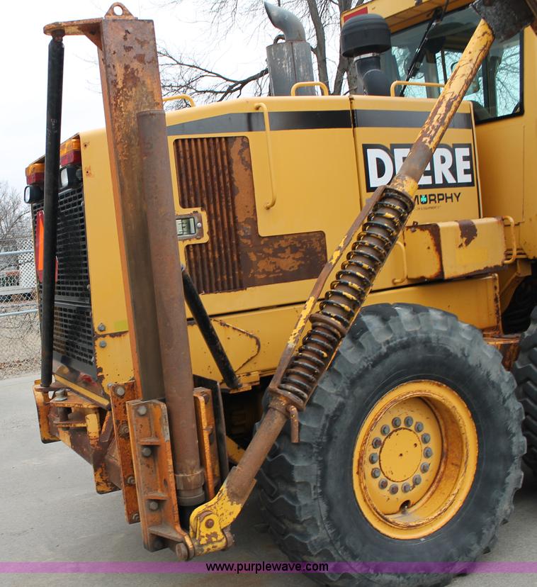 image for item G8213 2001 John Deere 770CH articulated motor grader