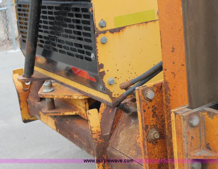 image for item G8213 2001 John Deere 770CH articulated motor grader