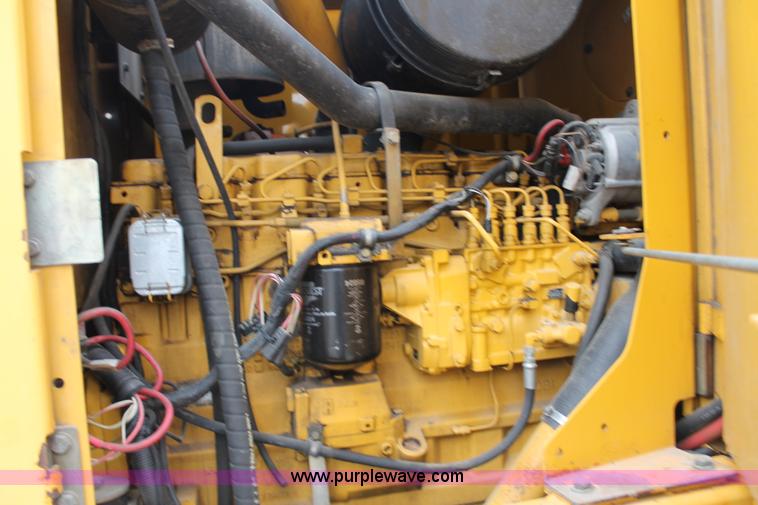 image for item G8213 2001 John Deere 770CH articulated motor grader