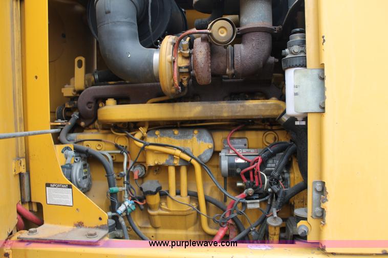 image for item G8213 2001 John Deere 770CH articulated motor grader