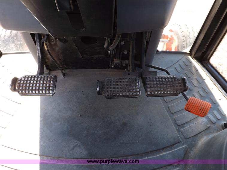 image for item I9105 1999 New Holland TS100 tractor