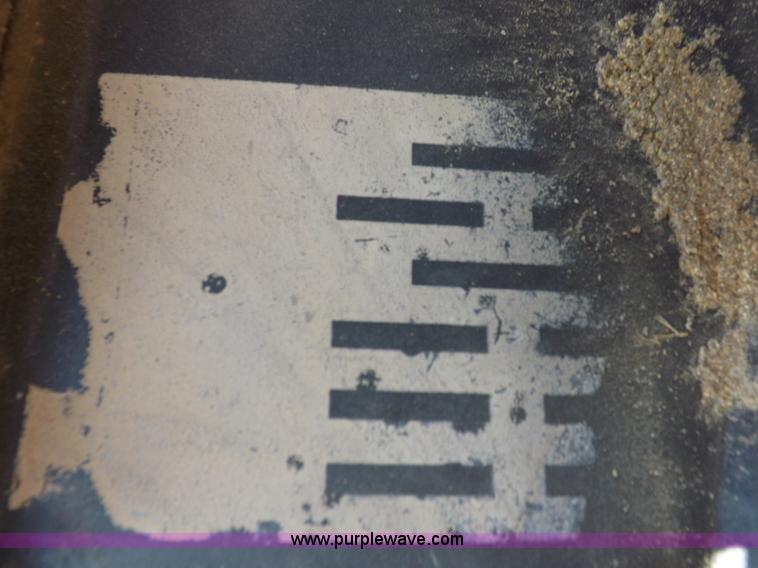 image for item I9105 1999 New Holland TS100 tractor