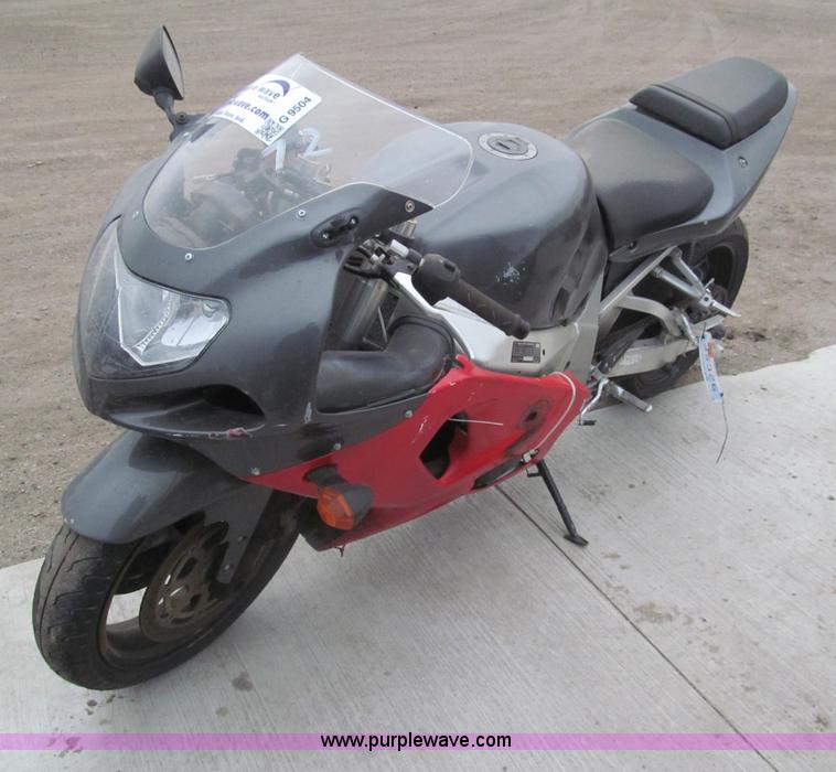 image for item G9504 2002 Suzuki GSX-R750 motorcycle