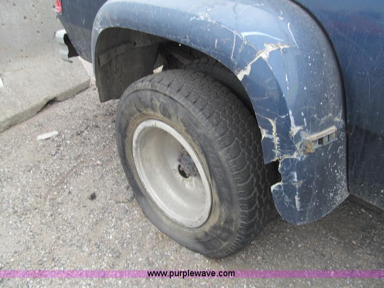 image for item G9505 1993 Dodge Ram D350 pickup truck