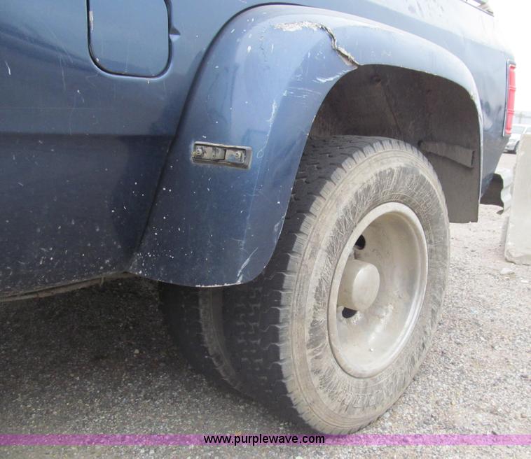 image for item G9505 1993 Dodge Ram D350 pickup truck