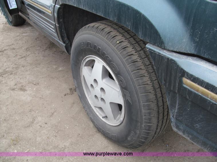 image for item G9507 1993 Jeep Grand Cherokee Limited SUV