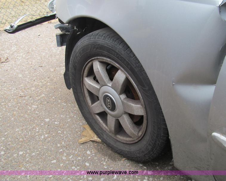 image for item G9511 2003 Kia Spectra LS