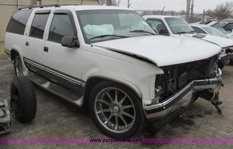 image for item G9514 1999 GMC Suburban 1500 SUV