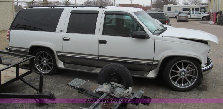 image for item G9514 1999 GMC Suburban 1500 SUV
