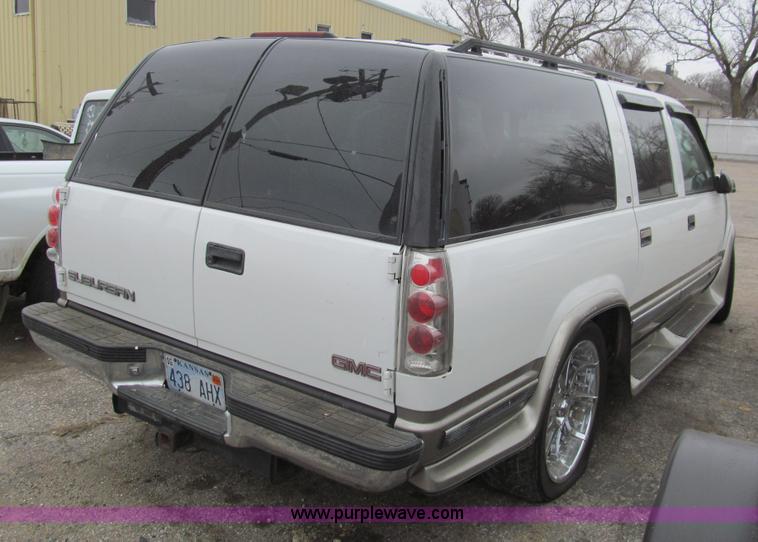 image for item G9514 1999 GMC Suburban 1500 SUV