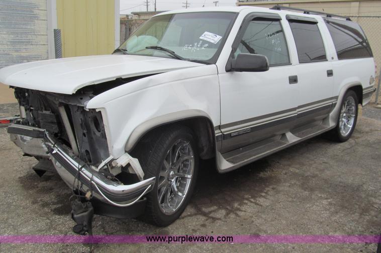 image for item G9514 1999 GMC Suburban 1500 SUV