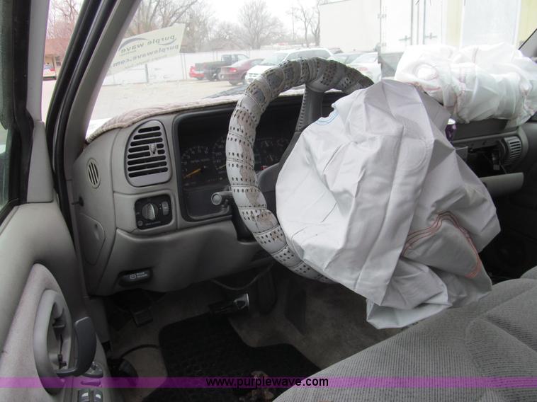 image for item G9514 1999 GMC Suburban 1500 SUV