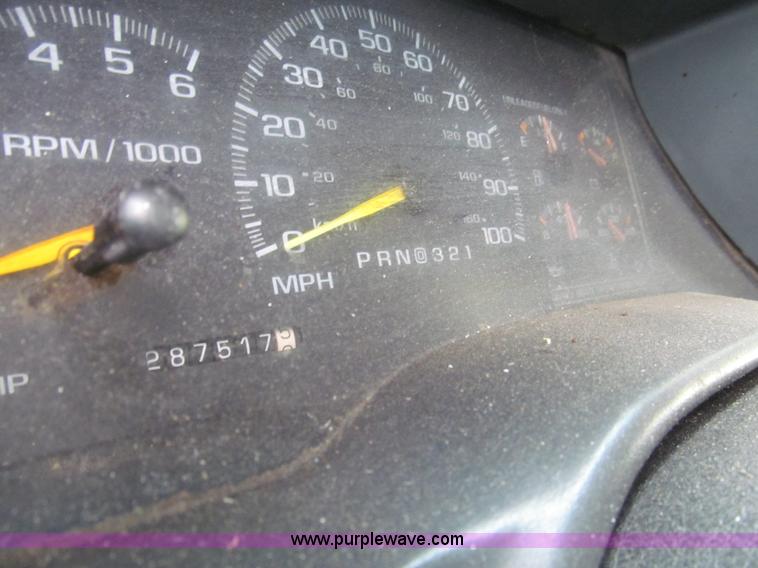 image for item G9514 1999 GMC Suburban 1500 SUV