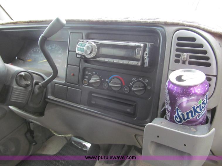 image for item G9514 1999 GMC Suburban 1500 SUV