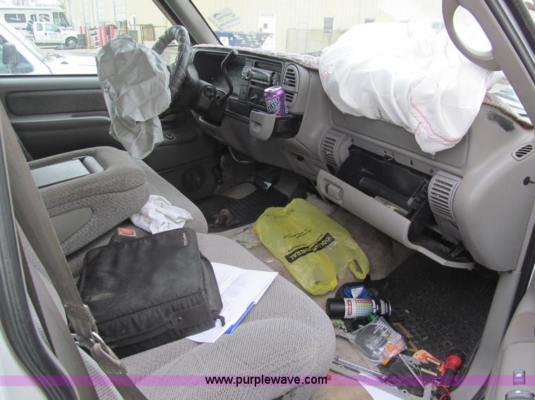 image for item G9514 1999 GMC Suburban 1500 SUV