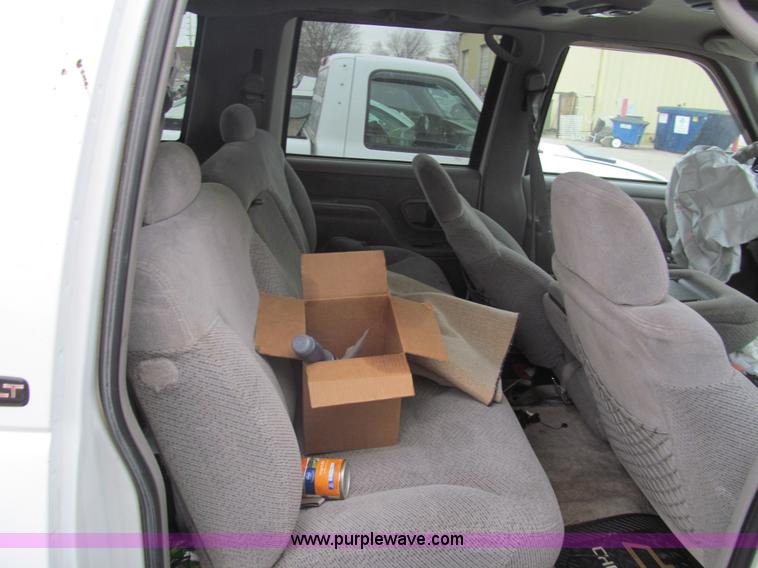 image for item G9514 1999 GMC Suburban 1500 SUV