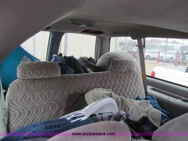 image for item G9514 1999 GMC Suburban 1500 SUV