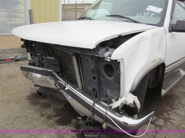 image for item G9514 1999 GMC Suburban 1500 SUV