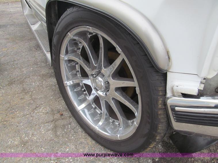 image for item G9514 1999 GMC Suburban 1500 SUV