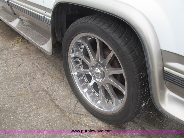 image for item G9514 1999 GMC Suburban 1500 SUV