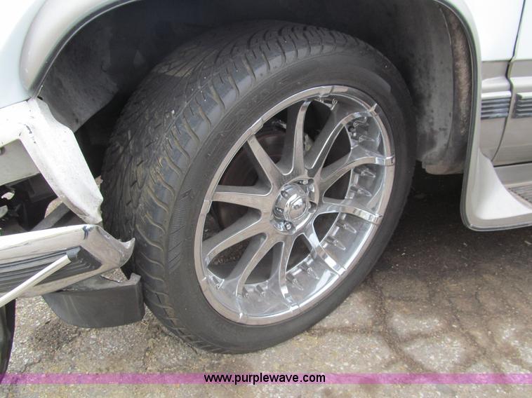 image for item G9514 1999 GMC Suburban 1500 SUV