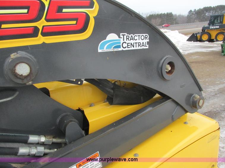 image for item G8823 2011 New Holland L225 skid steer