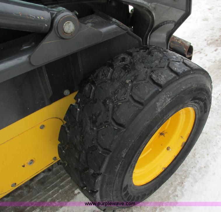 image for item G8823 2011 New Holland L225 skid steer
