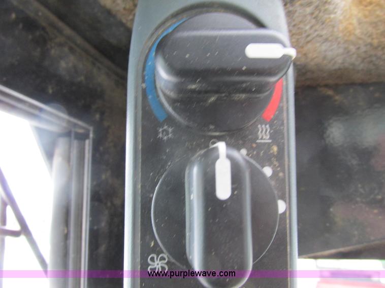 image for item G8823 2011 New Holland L225 skid steer