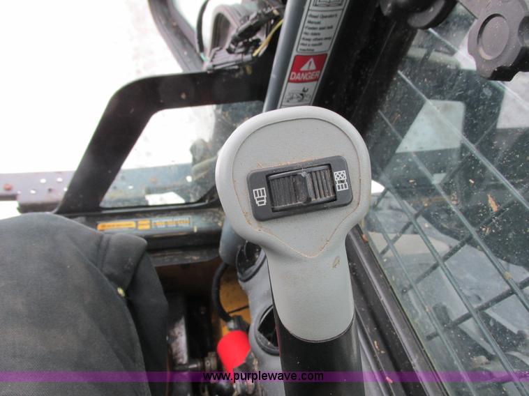 image for item G8823 2011 New Holland L225 skid steer