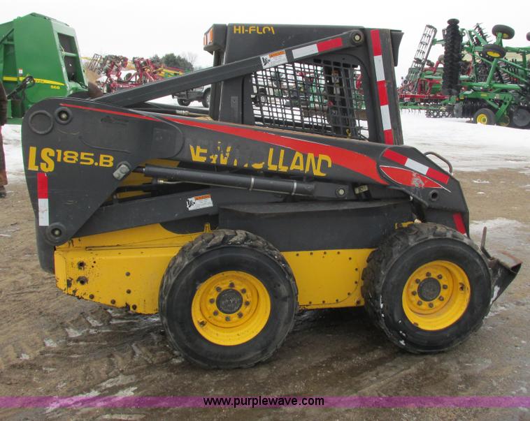 image for item G8826 2005 New Holland LS185B skid steer